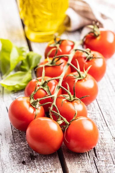 Czerwone Pomidory Wiśniowe Drewnianym Stole — Zdjęcie stockowe