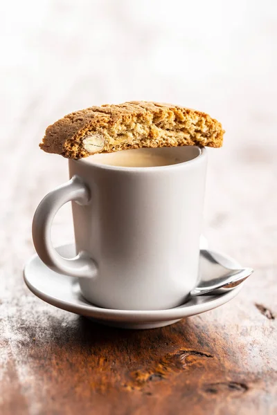 Zoete Italiaanse Cantuccini Koekjes Amandelkoekjes Met Koffiekop Houten Tafel — Stockfoto