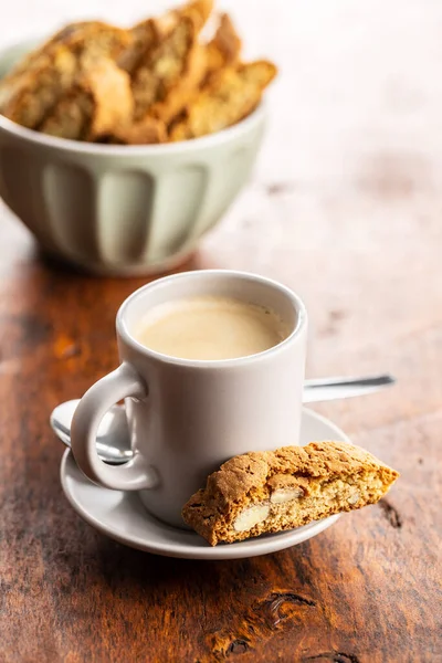 Süße Italienische Cantuccini Kekse Mandelgebäck Mit Kaffeetasse Auf Holztisch — Stockfoto