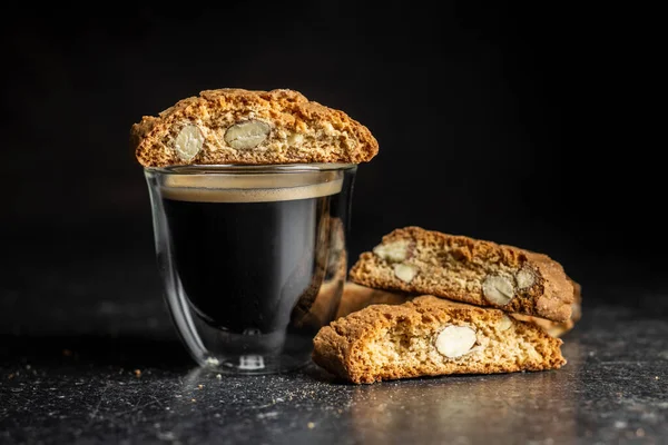 Süße Italienische Cantuccini Kekse Mandelgebäck Und Kaffeetasse Auf Schwarzem Tisch — Stockfoto