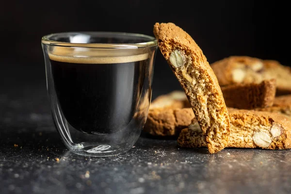 Bolachas Cantuccini Italianas Doces Biscoitos Amêndoas Xícara Café Mesa Preta — Fotografia de Stock