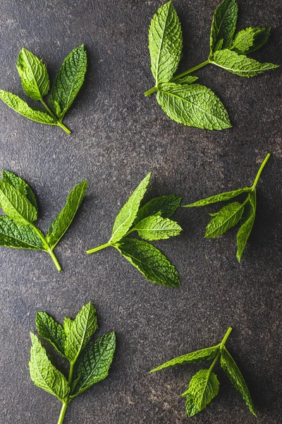 Groene Muntblaadjes Zwarte Tafel Bovenaanzicht — Stockfoto