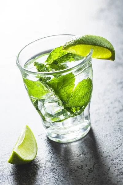 Cocktail Med Lime Mynta Och Isbitar Svart Bord — Stockfoto