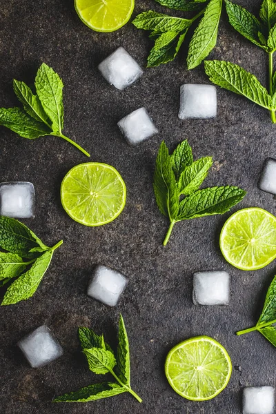 Yeşil Nane Yaprakları Buz Küpleri Siyah Masada Dilimlenmiş Limon Üst — Stok fotoğraf