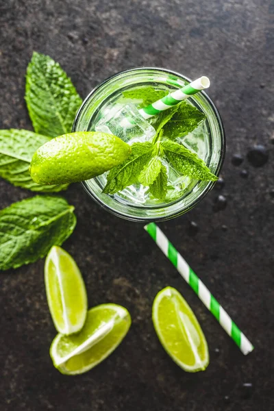 Cocktail Avec Citron Vert Menthe Glaçons Sur Table Noire Vue — Photo