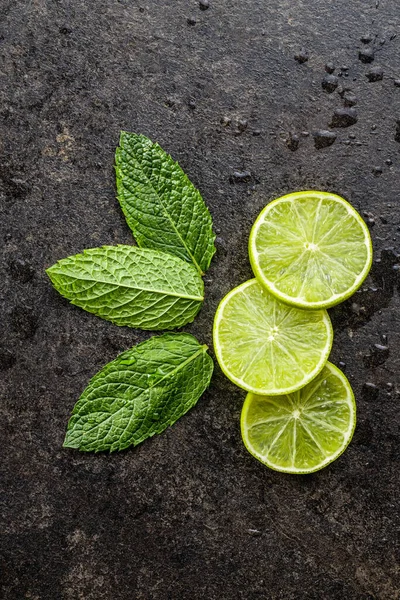Mint Leaves Sliced Lime Black Table Top View — Stock Photo, Image