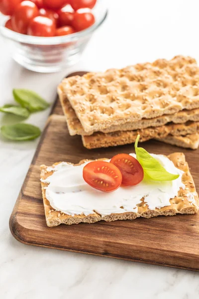 Fazer Dieta Sobrancelha Crispbread Com Queijo Cremoso Tomate Cereja Folha — Fotografia de Stock