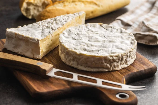 Queijo Brie Queijo Macio Branco Com Molde Branco Placa Corte — Fotografia de Stock