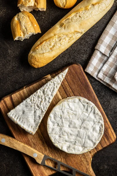 Queso Brie Queso Blando Blanco Con Molde Blanco Tabla Cortar —  Fotos de Stock