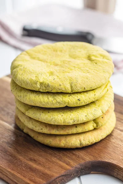 Pane Pita Indiano Sul Tagliere Legno — Foto Stock