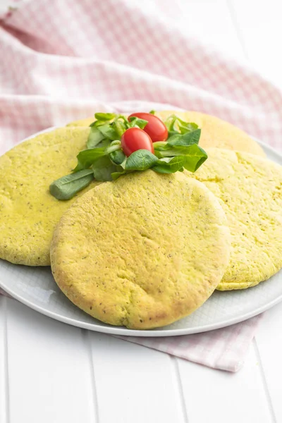 Indyjski Chleb Pita Zieloną Sałatką Pomidorem Talerzu — Zdjęcie stockowe