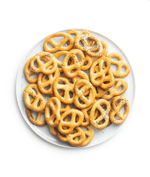 Pretzels Salgados Crocantes Placa Isolada Fundo Branco — Fotografia de Stock