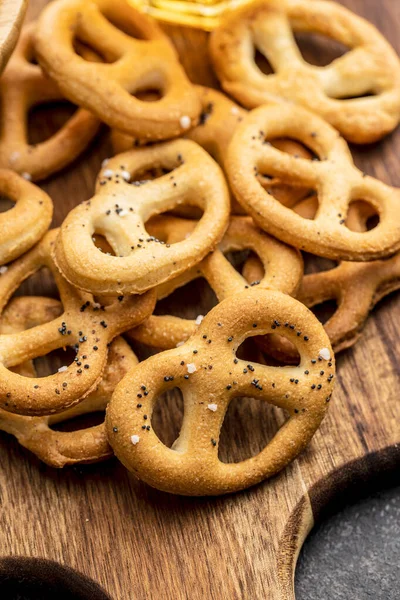 Pretzels Salados Crujientes Tabla Cortar Madera — Foto de Stock