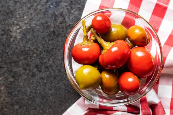 Ronde Chili Pepers Groene Rode Pepers Schaal Bovenaanzicht — Stockfoto