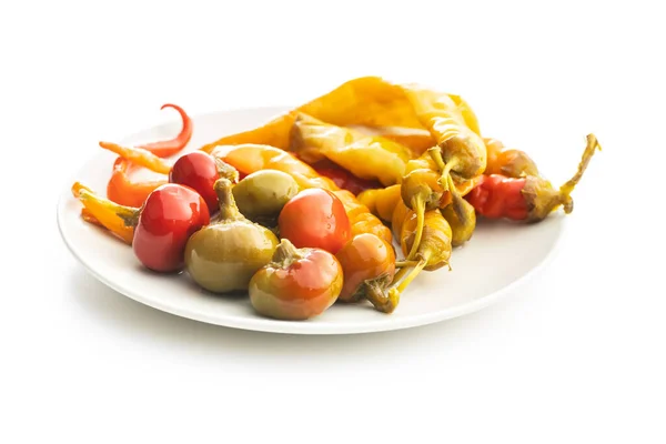 Πιπεριές Τσίλι Τουρσί Πιάτο Που Απομονώνονται Λευκό Φόντο — Φωτογραφία Αρχείου