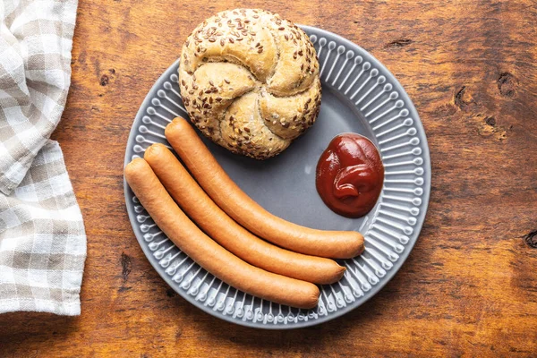 Salsichas Frankfurter Frescas Com Pão Ketchup Prato Vista Superior — Fotografia de Stock