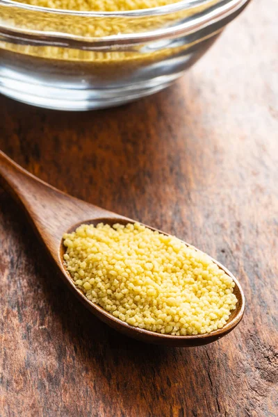 Couscous Jaune Sec Dans Une Cuillère Bois — Photo