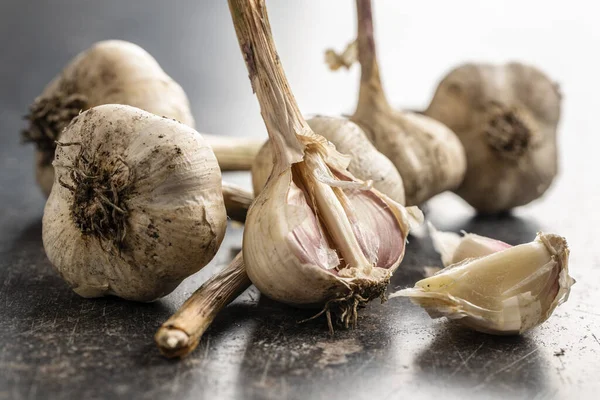 Homegrown White Garlic Bio Garlic Bulbs Black Table — Stock Photo, Image