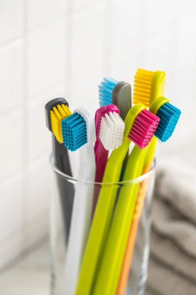 カップの中の様々なカラフルな歯ブラシ — ストック写真