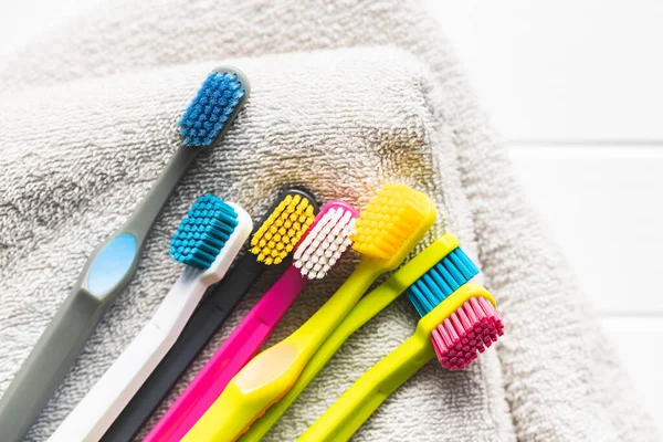 タオルの上の様々なカラフルな歯ブラシ — ストック写真