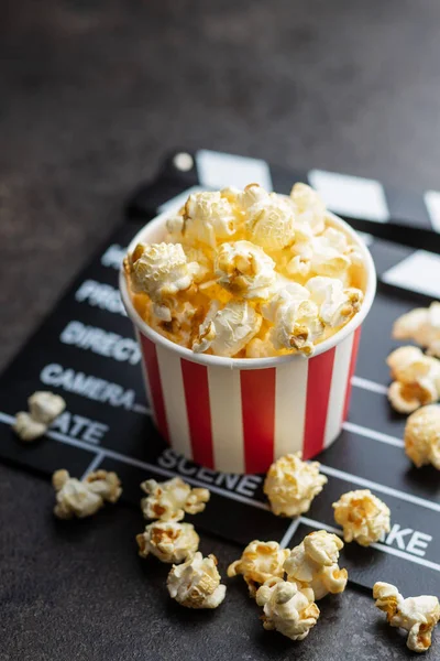 Słodki Popcorn Filiżance Klapki Czarnym Stole — Zdjęcie stockowe