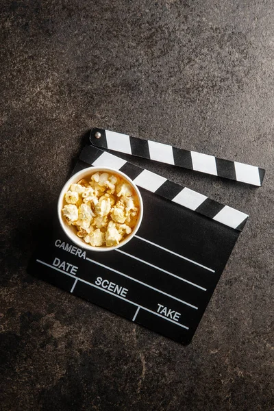 Popcorn Dolci Tazza Clappeboard Sul Tavolo Nero Vista Dall Alto — Foto Stock