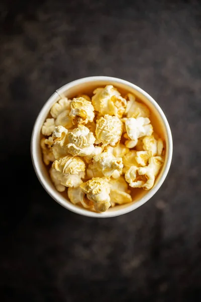 Dolci Popcorn Saporiti Tazza Tavolo Nero Vista Dall Alto — Foto Stock