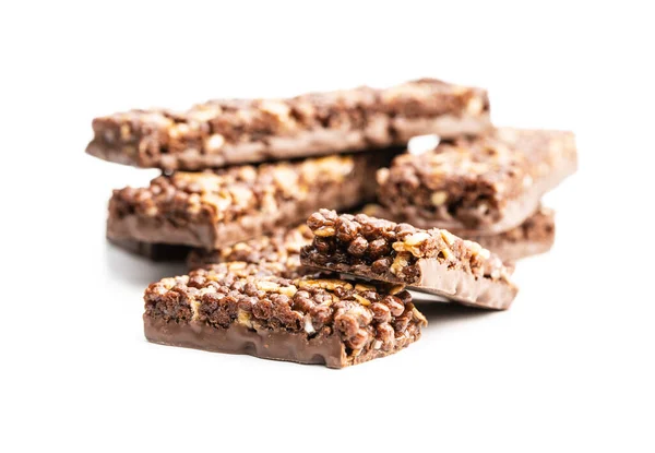 초콜릿 시리얼바 배경에 분리되어 맛있는 단백질 — 스톡 사진