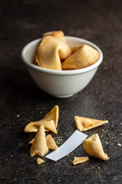 Gebroken Chinese Gelukskoekjes Fortune Koekjes Zwarte Tafel — Stockfoto