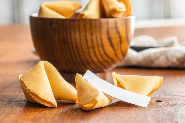 Chinese Gelukskoekjes Fortune Koekjes Houten Tafel — Stockfoto