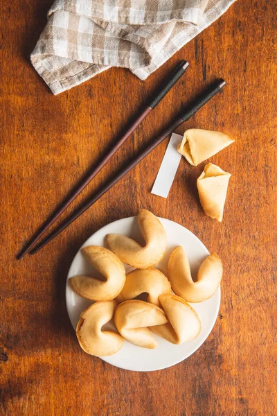 Chinese Gelukskoekjes Gelukskoekjes Bord Stokjes Bovenaanzicht — Stockfoto