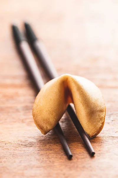 Chinese Gelukskoekjes Fortune Koekjes Stokjes Houten Tafel — Stockfoto