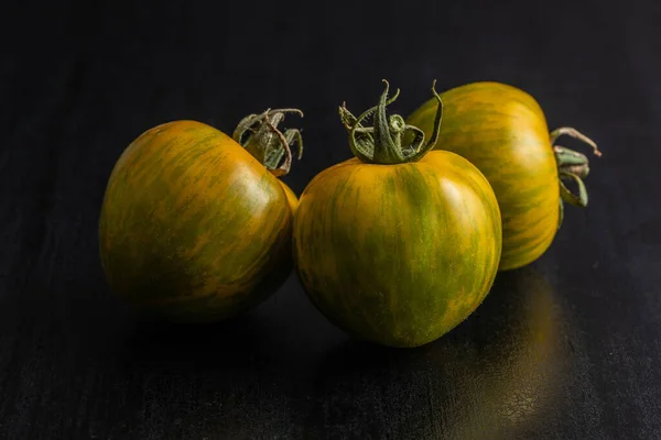 Tomates Zebra Verde Mesa Preta — Fotografia de Stock