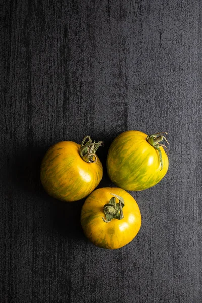 Groene Zebratomaten Zwarte Tafel Bovenaanzicht — Stockfoto