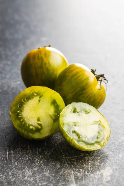 Tomates Zebra Verde Mesa Preta — Fotografia de Stock