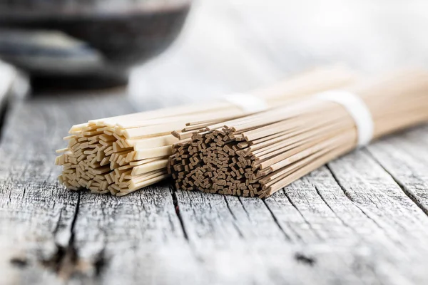 調理されていないそばとうどん 木製のテーブルの上に日本の伝統的な麺 — ストック写真