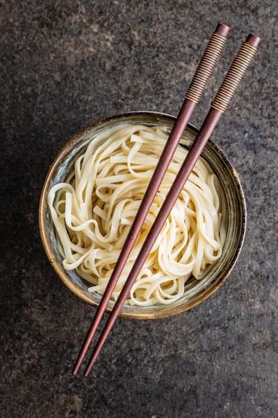 煮面食 传统的日本面条放在黑桌的碗里 — 图库照片