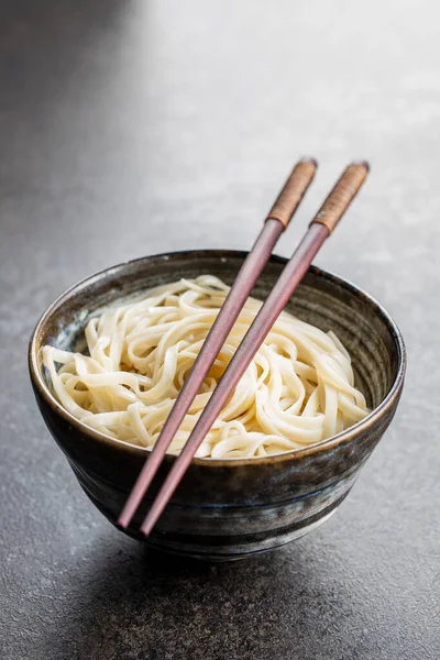 Gekookte Udon Noedels Traditionele Japanse Noedels Schaal Zwarte Tafel — Stockfoto