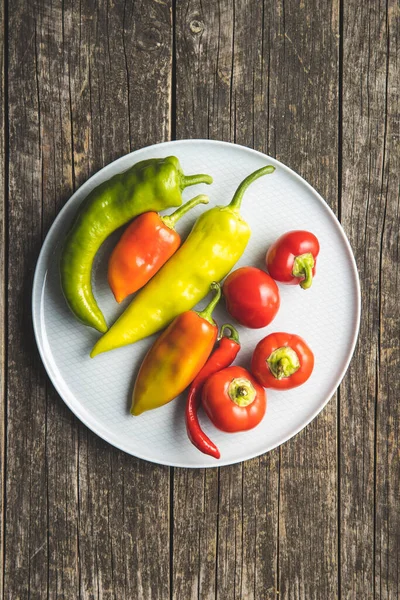 Olika Typer Paprika Grönsaker Tallriken Ovanifrån — Stockfoto