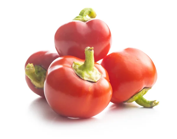 Pimentos Vermelhos Vegetais Isolados Sobre Fundo Branco — Fotografia de Stock