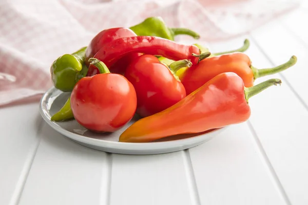 Vários Tipos Pimentas Vegetais Mesa Branca — Fotografia de Stock