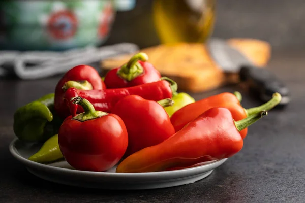 Diverse Soorten Paprika Groenten Zwarte Tafel — Stockfoto