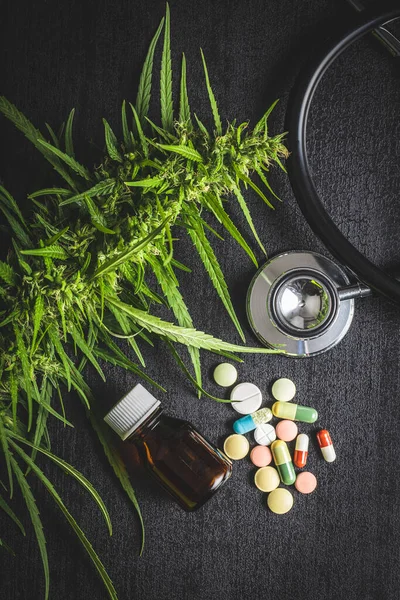 Marihuana Knospen Blüten Von Cannabis Stethoskop Pillen Und Auf Balck — Stockfoto