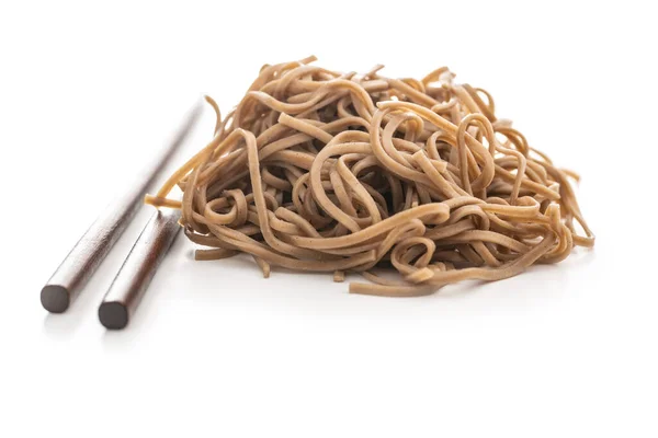 Fideos Soba Cocidos Pasta Asiática Tradicional Aislada Sobre Fondo Blanco —  Fotos de Stock