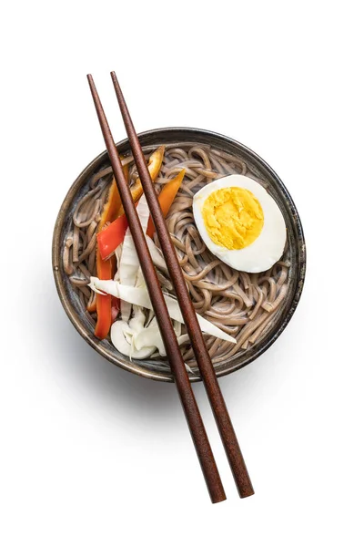 Sopa Fideos Asiáticos Con Fideos Soba Verduras Huevo Tazón Aislado —  Fotos de Stock