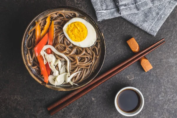 Zupa Makaronem Azjatyckim Makaronem Soba Warzywem Jajkiem Misce Czarnym Stole — Zdjęcie stockowe