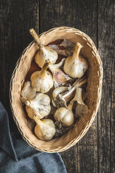 White Garlic Bulbs Basket Old Wooden Table Napkin Top View — Stock Photo, Image