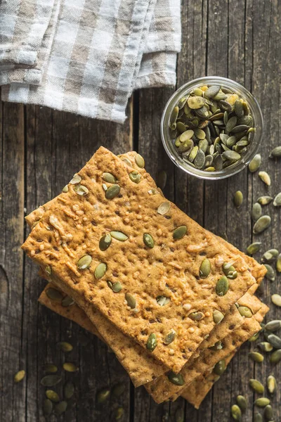 Pain Croustillant Aux Graines Citrouille Knackebrot Sur Une Vieille Table — Photo