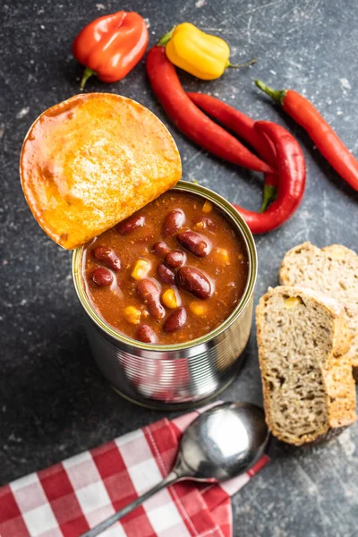 Chili Con Carne Mexican Food Beans Can Black Table — Stock Photo, Image