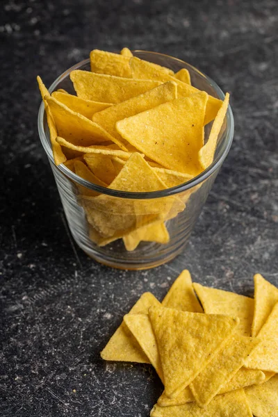 Gesalzene Tortilla Chips Auf Schwarzem Tisch — Stockfoto
